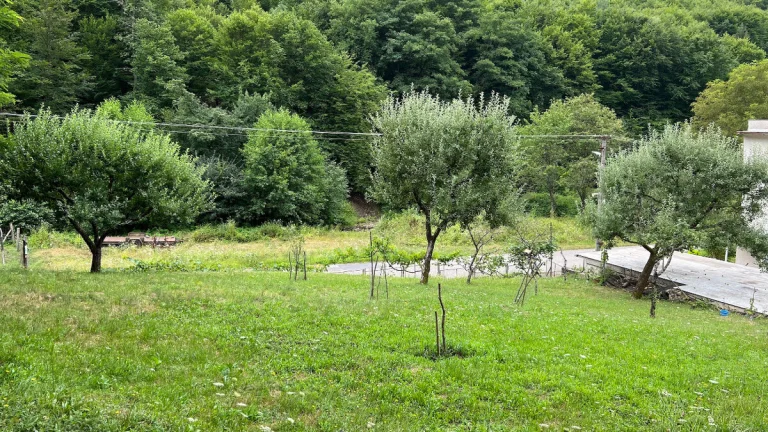 Slnečný stavebný pozemok v dedine pri lese, s garážou