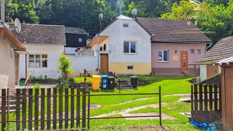 Malebný romantický domček pod lesom