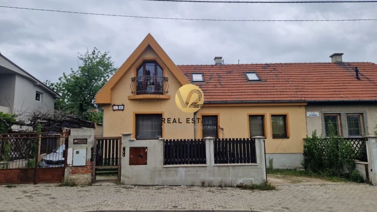 Na PREDAJ RD vhodný pre dve rodiny aj na firmu Nitra - Čermá