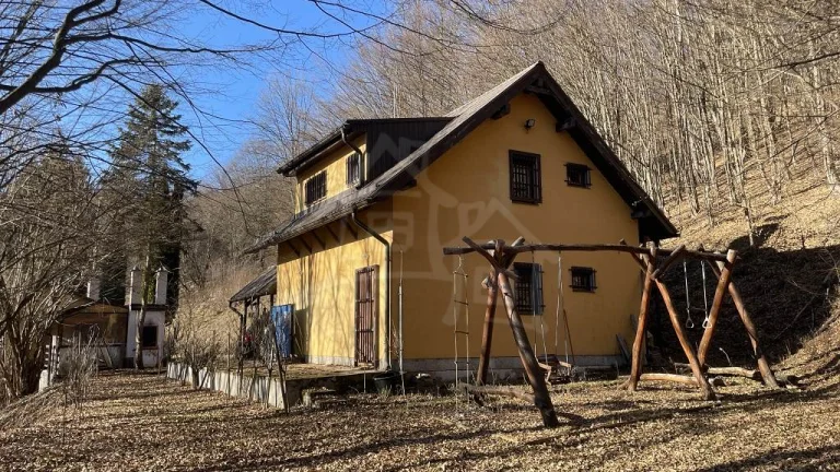 Chata na slnečnom mieste nad Bradanom