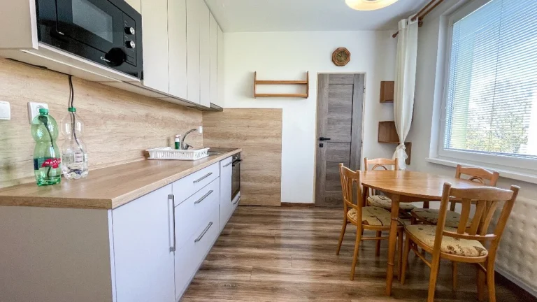 Trojizbový byt s balkónom na prenájom, Vráble