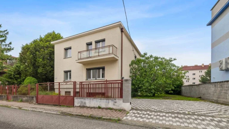 Rodinný dom na Nivách s veľkým pozemkom a garážou