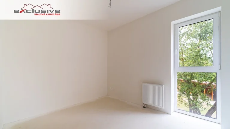 3 IZBOVÝ BYT – TRNKOV, 89 M2, KRYTÉ PARK. MIESTO