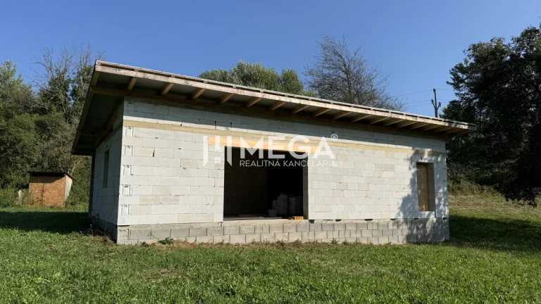 Na predaj hrubá stavba domu v obci Čierna Lehota.
