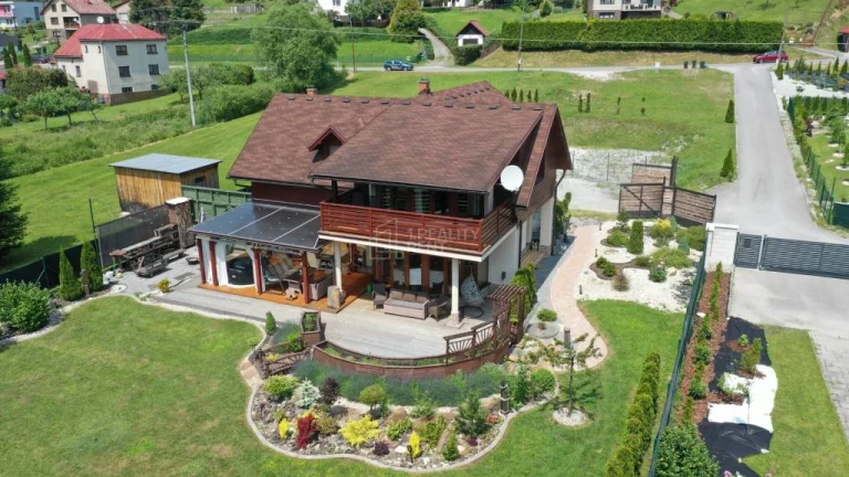 Predaj luxusného rodinného domu s úžasným pozemkom pri potôč