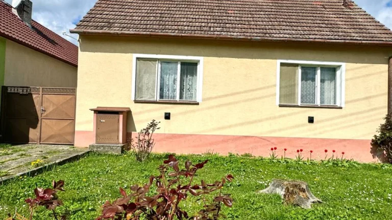 ROHOV - ROD. DOM s HOSP. BUDOVOU,POZEMOK 1.100m2, okr.SENICA