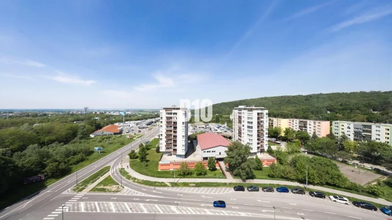 NA PRENÁJOM PRIESTRANNÝ 3-IZBOVÝ BYT PO KOMPLETNEJ REKONŠTRU