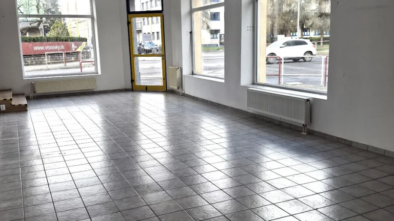 Prenájom obchodného priestoru na prízemí blízko centra mesta