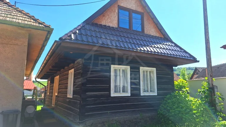 Drevenica s novou strechou a novými IS prípojkami na preda