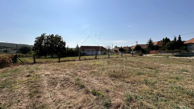 Priestranný stavebný pozemok s výhľadom na okolitú krajinu