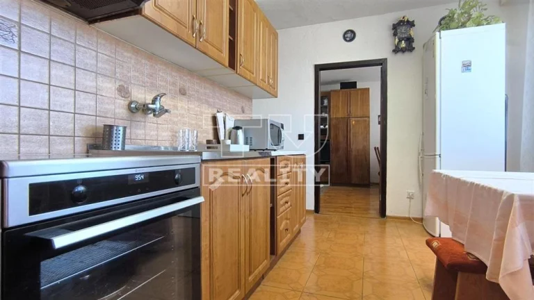 Na predaj veľký 4-izbový byt s balkónom a garážou –...