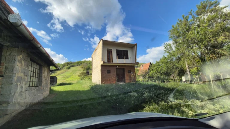 Na predaj: 2-podlažná chata s vínnou pivnicou – Štúrovo, čas