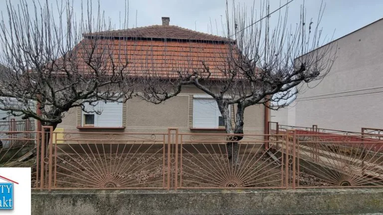 Na predaj pekný rodinný dom v obci Radvaň nad Dunajom.