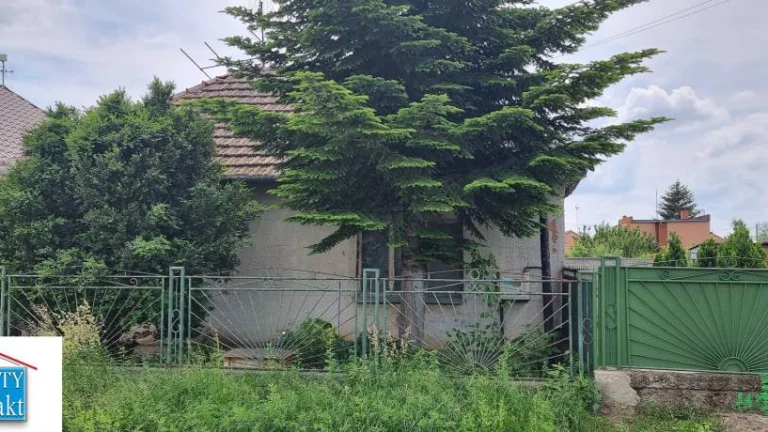 Rezervované- Na predaj starší 3 izbový rodinný dom v obci Bá