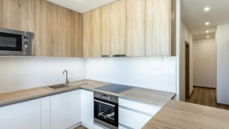 NA PRENÁJOM MODERNÝ, ZARIADENÝ 2IZBOVÝ BYT, KE SEVER