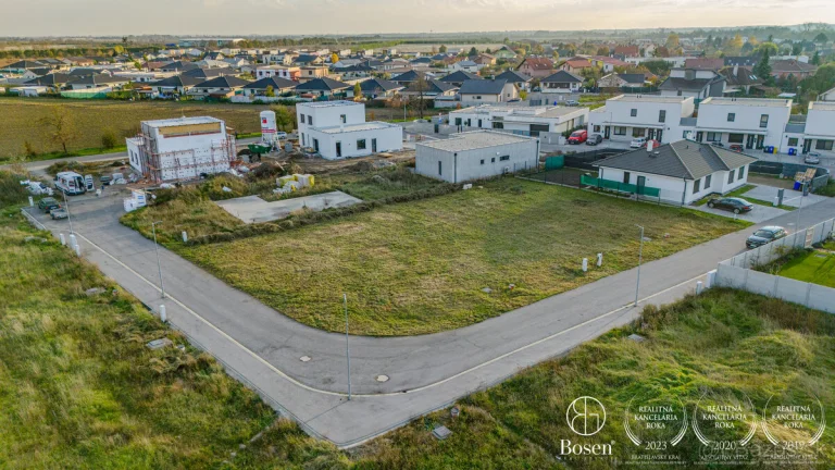 BOSEN | 2 susediace pozemky na výstavbu rodinných domov, Mil