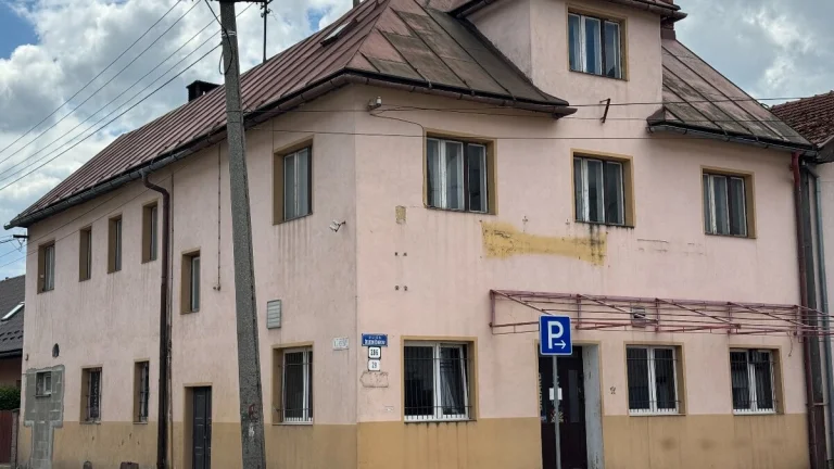 Polyfunkčná budova v centre Trstenej