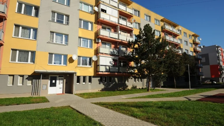 Veľký 4 izbový byt s balkónom - Na predaj