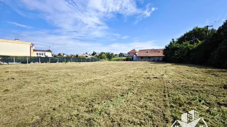 Na predaj stavebný pozemok pri centre v obci Dvory nad Žitav