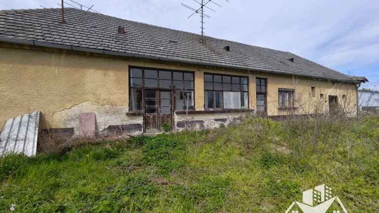 Na predaj Rodinný dom s veľkým pozemkom v obci Komoča