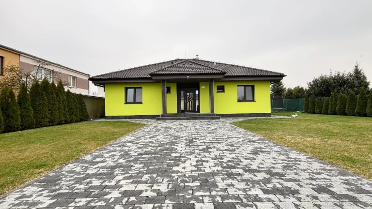 Moderný nízkoenergetický rodinný dom s veľkým pozemkom.