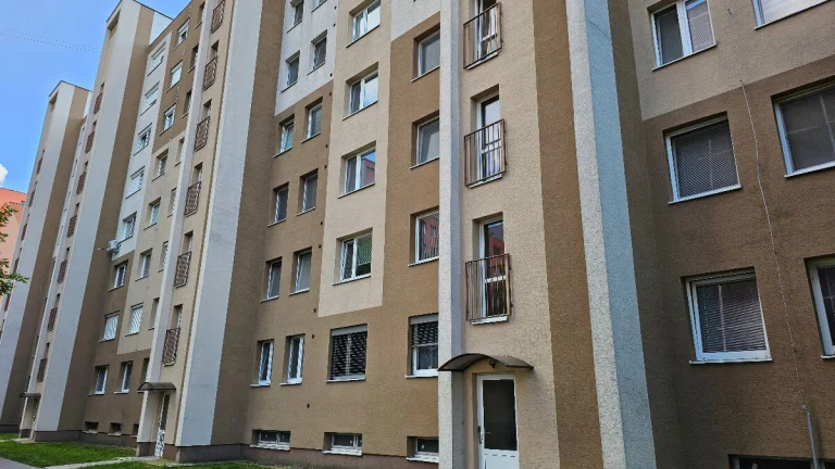 Priestranný 3 izbový byt s loggiou za super cenu, kúpou voľn