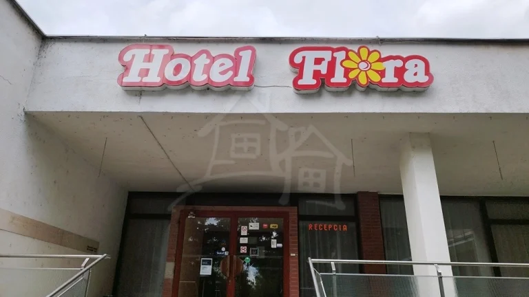 Hotel FLÓRA s bazénom, wellness a vyše 1,5Ha pozemkom, Du