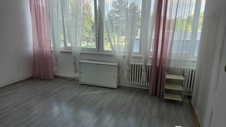 RADO | Na prenájom administratívny priestor, 20 m2, Považská