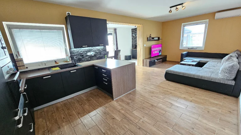 Veľmi pekný 4 izbový rodinný dom s pozemkom 685 m2...