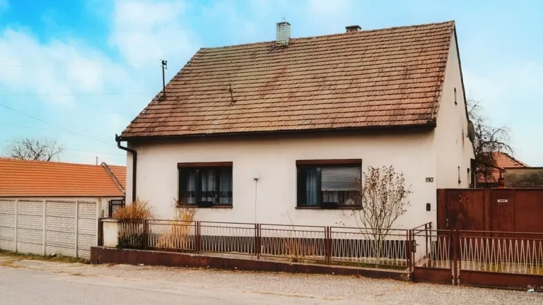 Rodinný dom s garážou, záhradou a ovocnými stromami