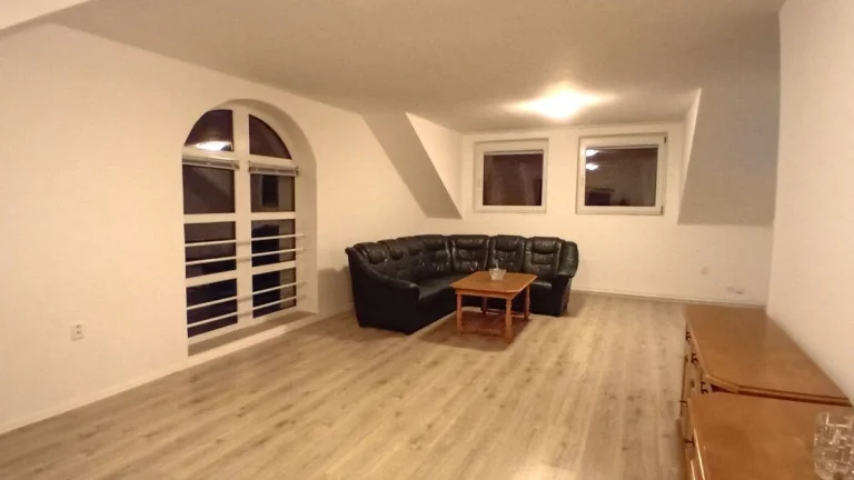 Prenájom priestranný 3-izbový byt + terasa, kúsok od centra,