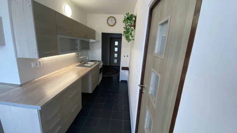REZERVOVANÉ. Veľkometrážny 3 izbový byt s 3 balkónmi - Hliny