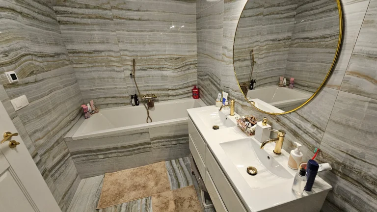 Moderný 3 izbový byt 94 m2 s kompletným zariadením, parkovac
