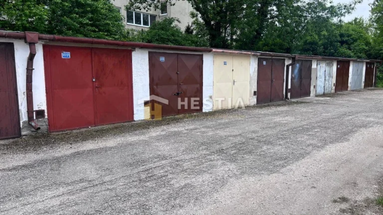 Garáž v Senici s montážnou jamou na Továrenskej ulici, voľná