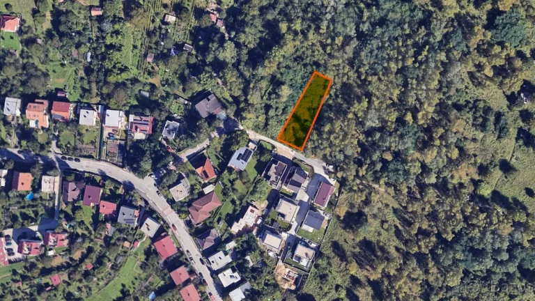 Slnečný a tichý pozemok v starej časti Lamača - Bratislava