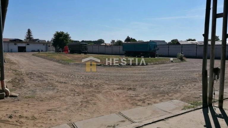 Pozemok s hospodárskymi budovami a ubytovaním