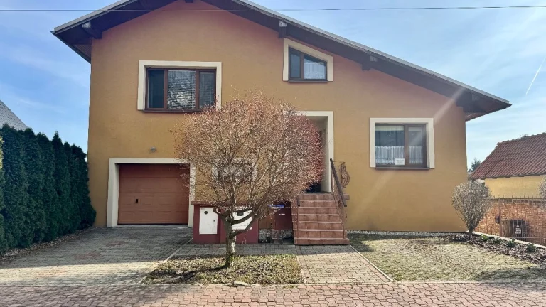 Priestranný 6.-izb. RD, 612m2 pozemok, obec Smolenice