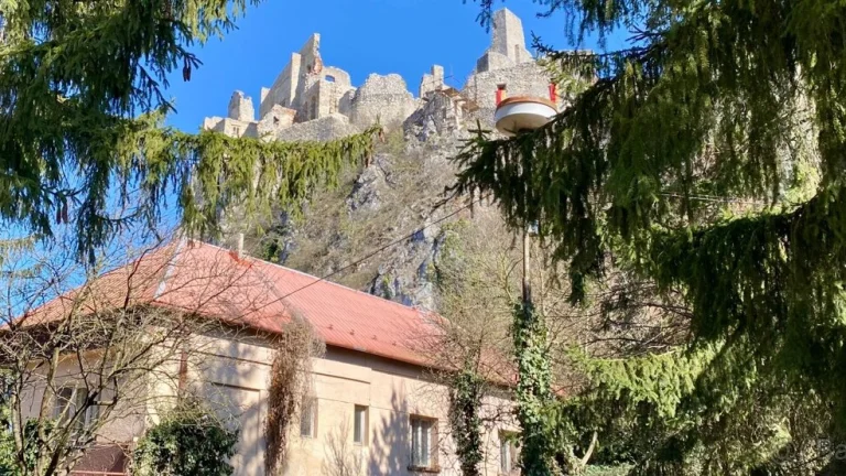 Budova s pozemkom v centre obce Beckov, okr. Nové Mesto nad