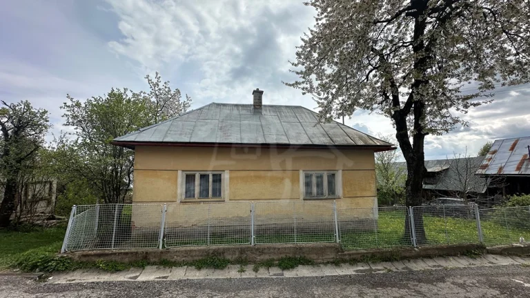 Exkluzívne: Dom v obci Látky s dreveničkou na pozemku