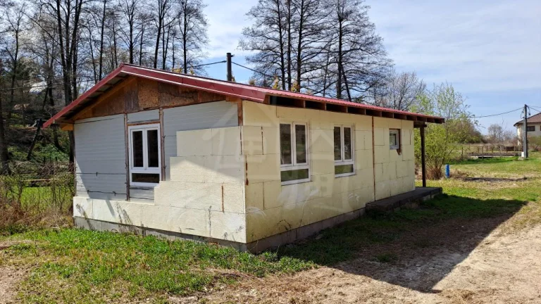 Rozostavaná chatka v rekreačnej oblasti Moravany nad Váhom