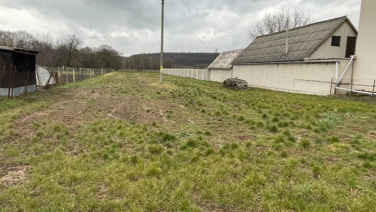 Ponúkam na predaj pozemok s IS, projektom a stav. povolením.