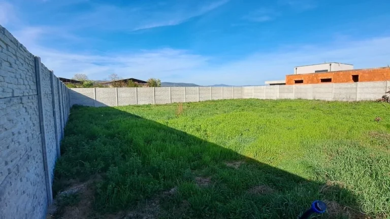 Ponúkam na predaj pozemok na výstavbu RD.