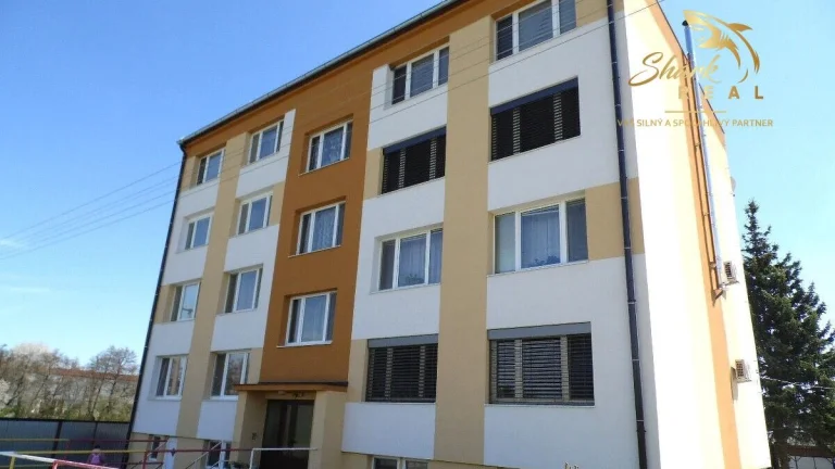 Priestranný 4-izbový byt s dvomi balkónmi – Prašice, Družste