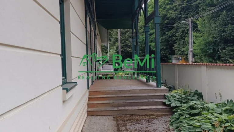 4-izbový byt s barokovým štýlom, krásnou terasou , záhrado