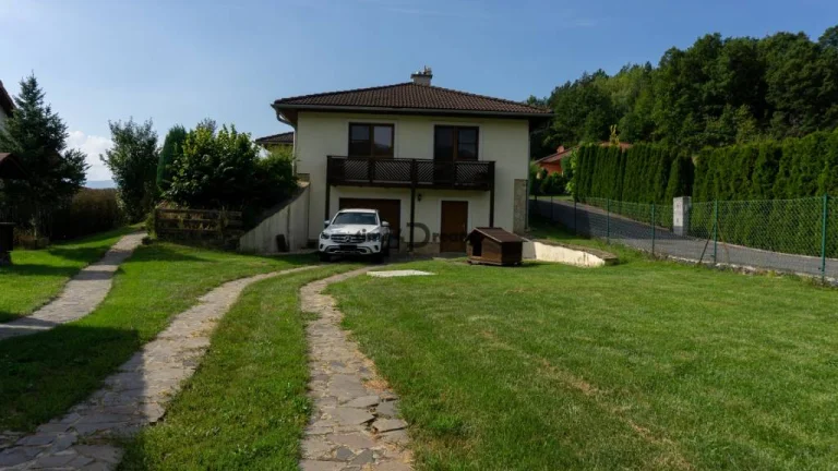 NA PREDAJ - Rodinný dom s veľkým pozemkom a sadom