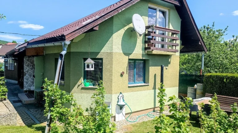 Vidiecka chalupa-rod.dom, 604 m2 - Hliník nad Váhom