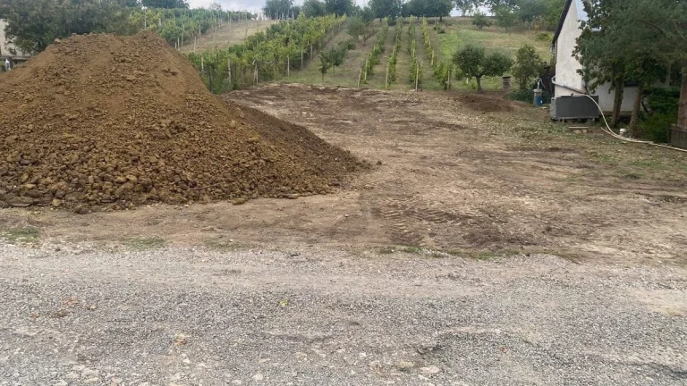 Predám chatu s pozemkom na polosamote.
