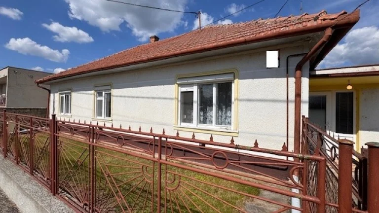 Predaj-5i dom s pekným pozemkom a garážou Tvrdošovce