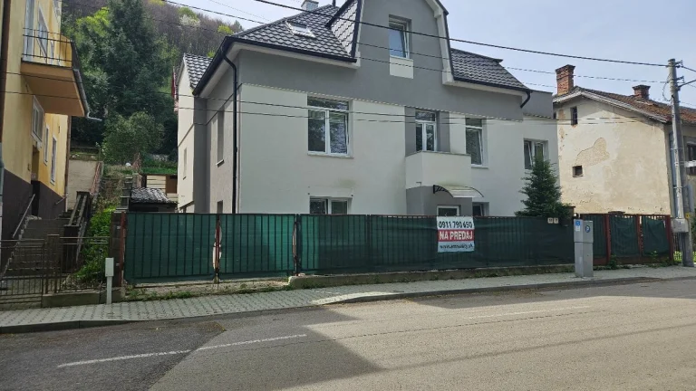 Investičná budova v kúpeľnom meste Trenčianske Teplice