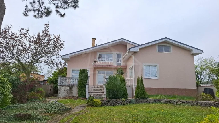 Exkluzívne - rodinná vila s krásnou záhradou a priestorom
